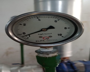 Manômetro em sistema hidráulico