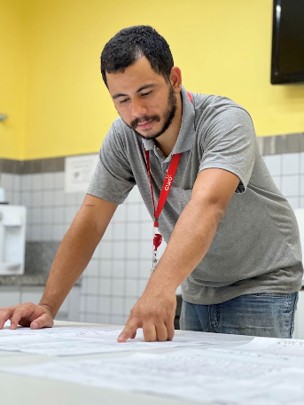 Engenheiro analisando planta de projeto